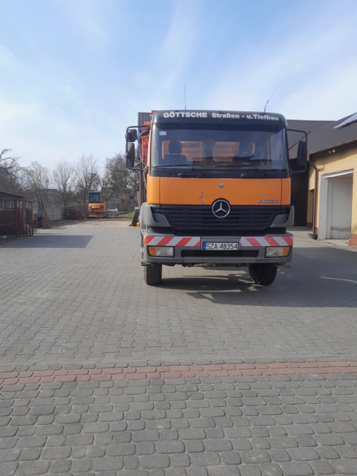 Wywrotka Mercedes - transport materiałów budowlanych